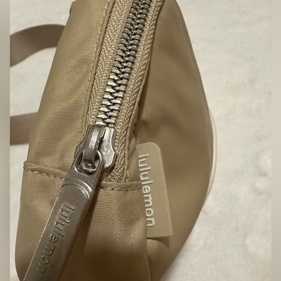 RARE LULULEMON NOT SOLD ANYMORE Beige Color EVERYWHERE BAG Popular - Picture 5 of 6